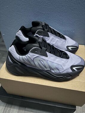 Yeezy Sneakers 700 MNVM